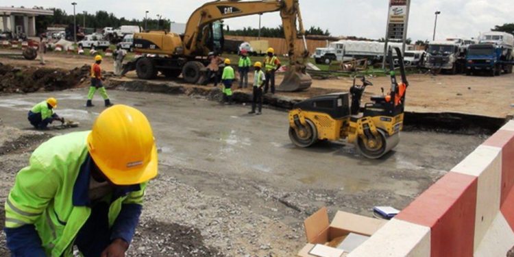 La dette du Cameroun envers les entreprises de construction atteint 102 milliards de Fcfa, risquant de compromettre les projets routiers