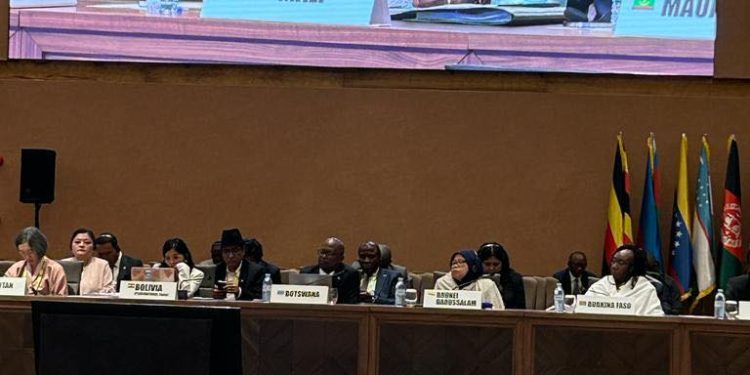 S.E.M. Abdoulaye DIOP, Ministre des Affaires étrangères et de la Coopération internationale du Mali, prononce un discours lors de la Conférence ministérielle du Mouvement des non-alignés à Kampala, Ouganda. (80 caractères)